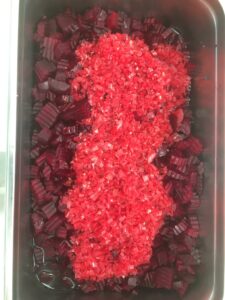 Geschnittene Rote Beete mit Zwiebelwürfelchen
