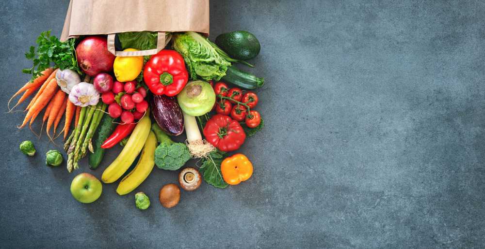 Gesundes Obst und Gemüse in Einkaufskorb