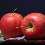 Zwei rote Äpfel in Nahaufnahme