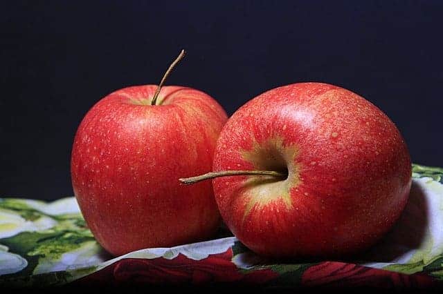 Zwei Äpfel auf bunter Serviette