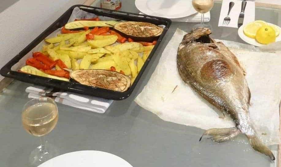Fisch aus dem Ofen und Gemüse auf dem Backblech