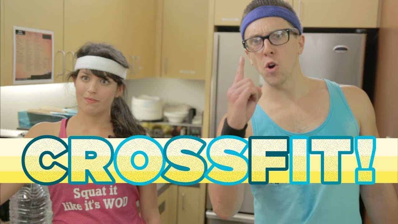 Junges Paar in Küche mit Slogan CROSSFIT!!
