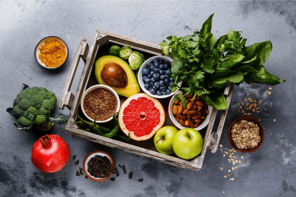 Frisches Obst und Gemüse auf Schieferplatte