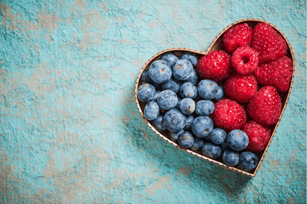 Covid-19 Prävention gesunde Ernährung Beeren in Form eines Herzens