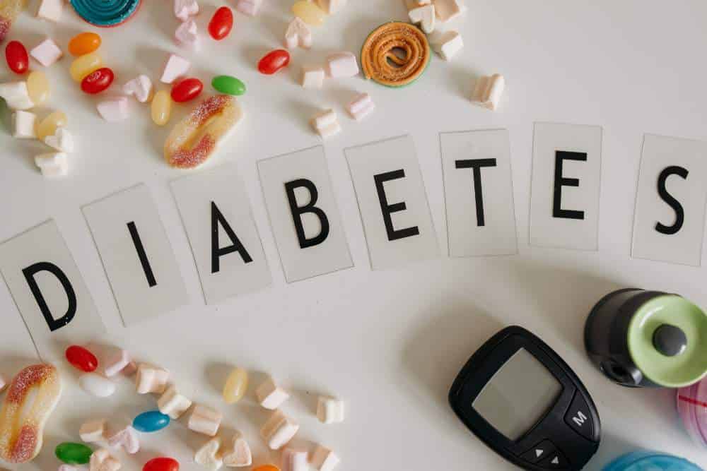 Diabetes Typ 2 : Schriftzug "Diabetes" umgeben von Tabletten