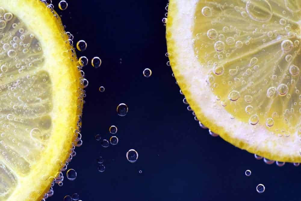 Zitronenscheiben im wasser