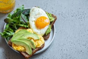 Ein eiweißreiches Frühstück: Spiegelei mit Avocado