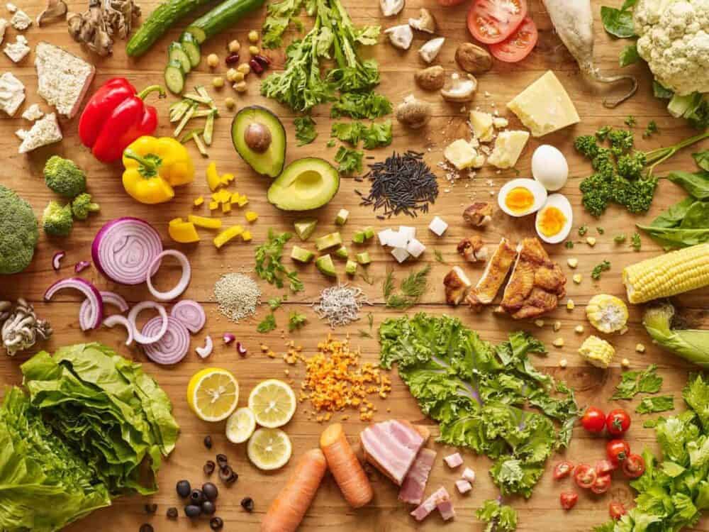 Gemüse, Fleisch und Nüsse auf Holztisch