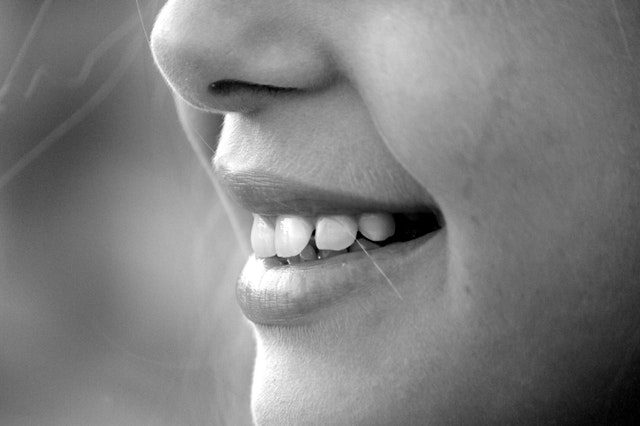 Lächelnder Mund in Schwarz-Weiß-Nahaufnahme