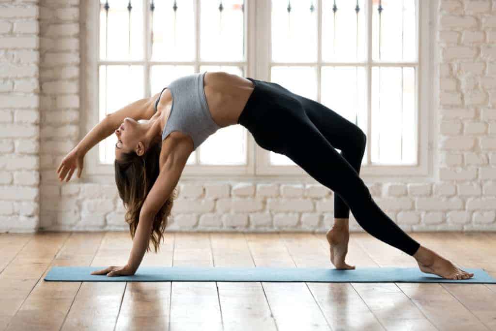 Junge Frau beim Yoga in Brückenposition