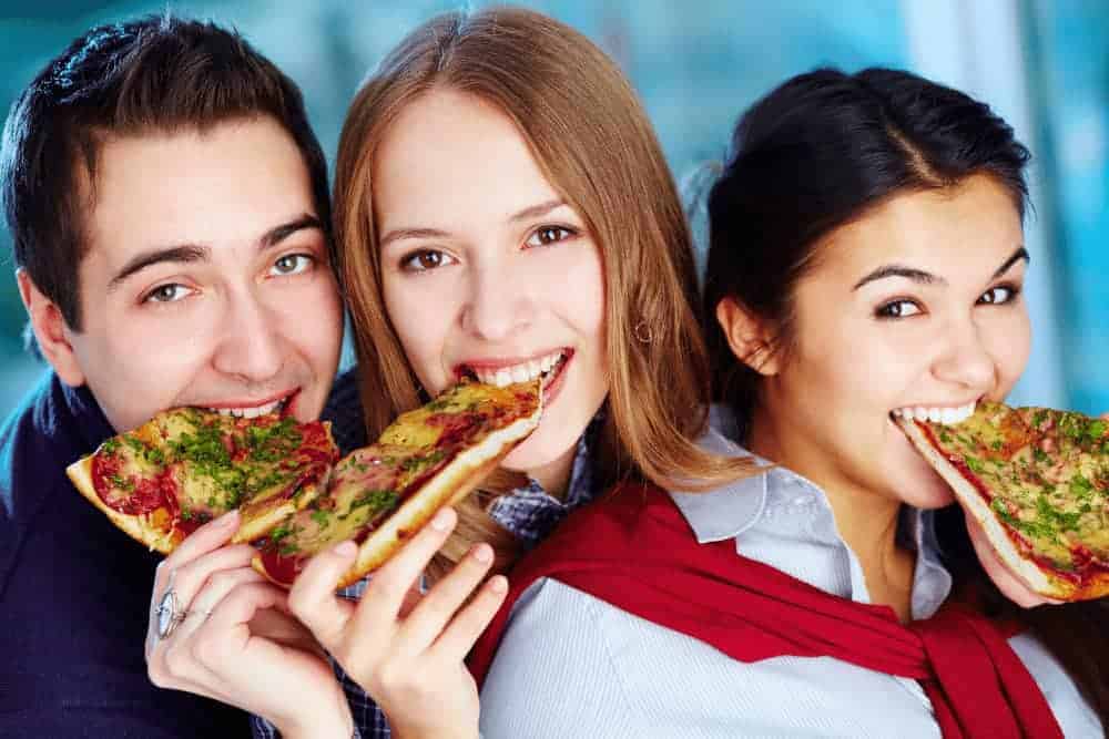 Heißhunger lindern junge Menschen essen Pizza