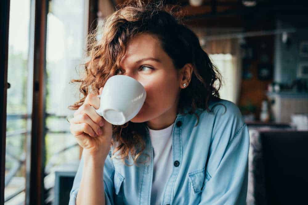 Junge Frau trinkt eine Tasse Kaffee