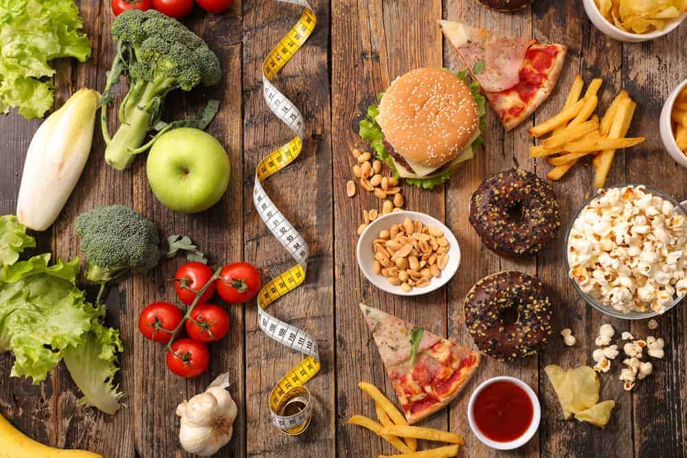Kohlenhydrate - Gesunde vs. ungesunde Nahrungsmittel auf Holztisch