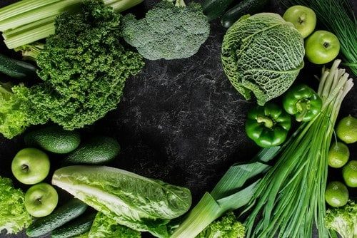 Grünes Gemüse und Obst von oben