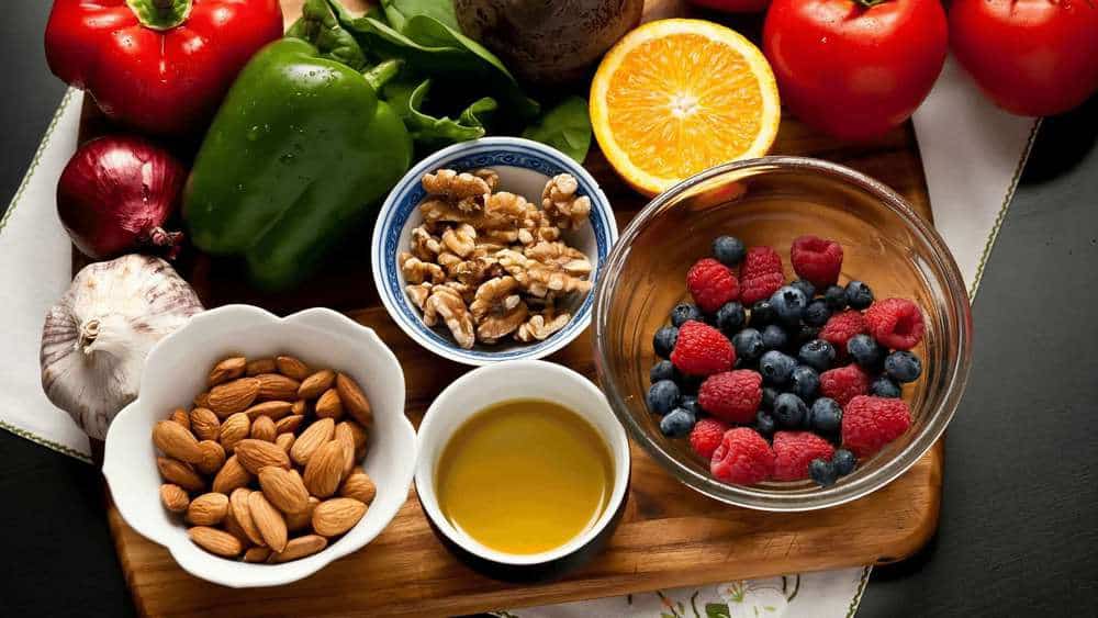 Lebensmittel mit Mangan Nüsse und Samen und Beeren