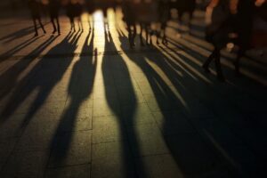 Schatten von Menschen in einer Fußgängerzone
