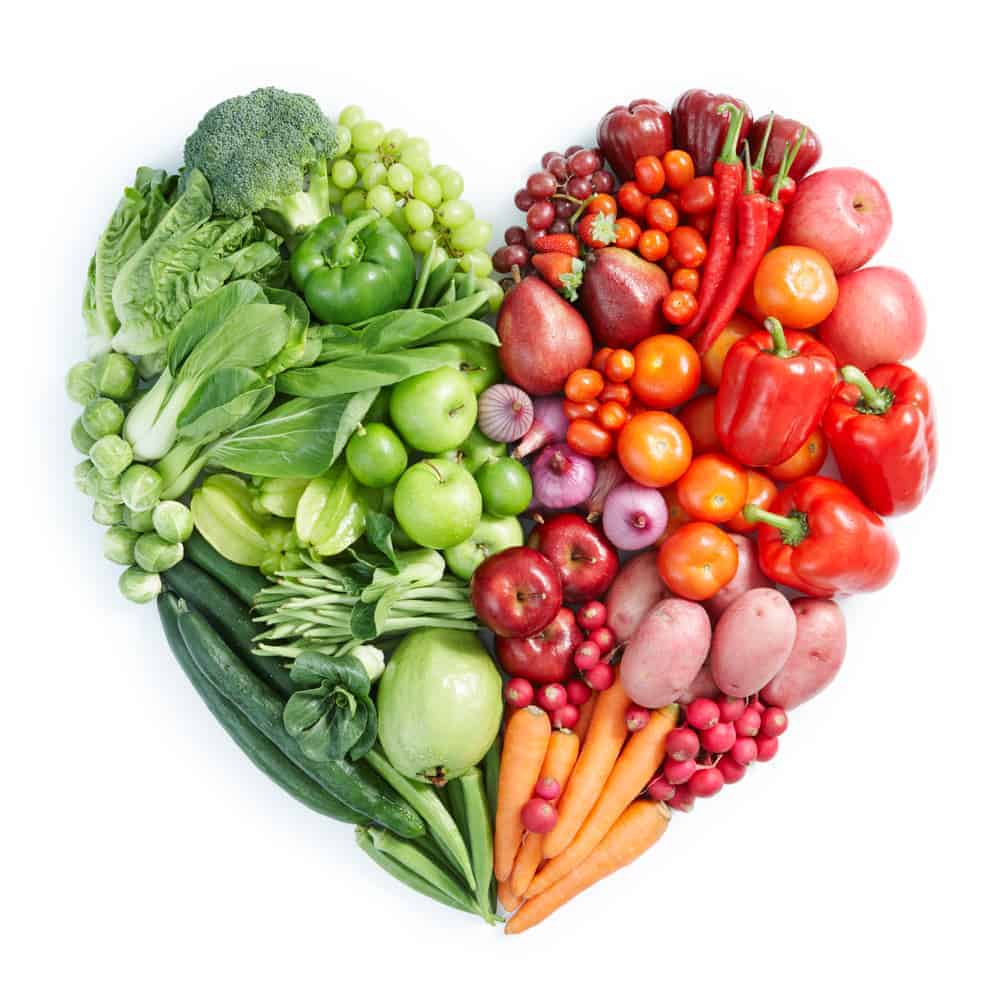Herz aus grünem und rotem Gemüse