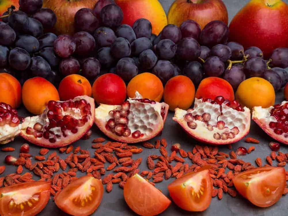 rote Früchte und Beeren reich an Vitaminen, Resveratrol, Antioxidantien, Lebensmitteln, Äpfeln, Trauben, Aprikosen, Granatapfel, Goji, Tomaten