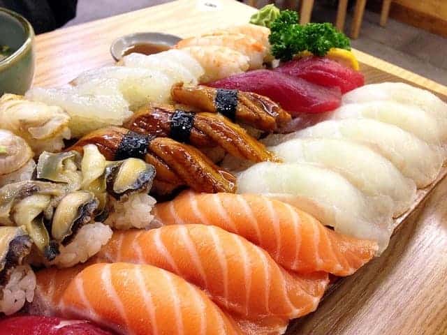 Große Sushiplatte mit Lachs- und Thunfisch-Sashimi