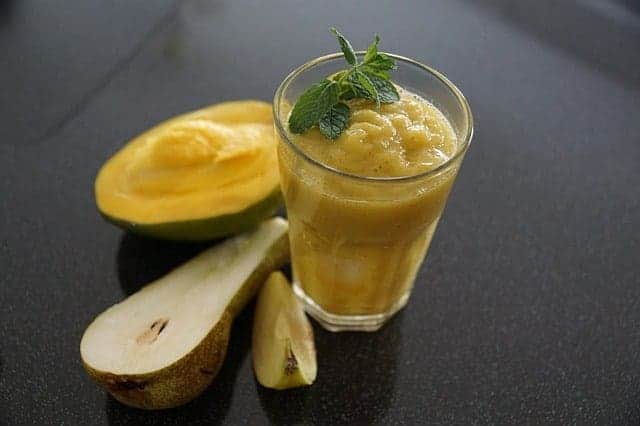 Smoothie aus Mango und Birne