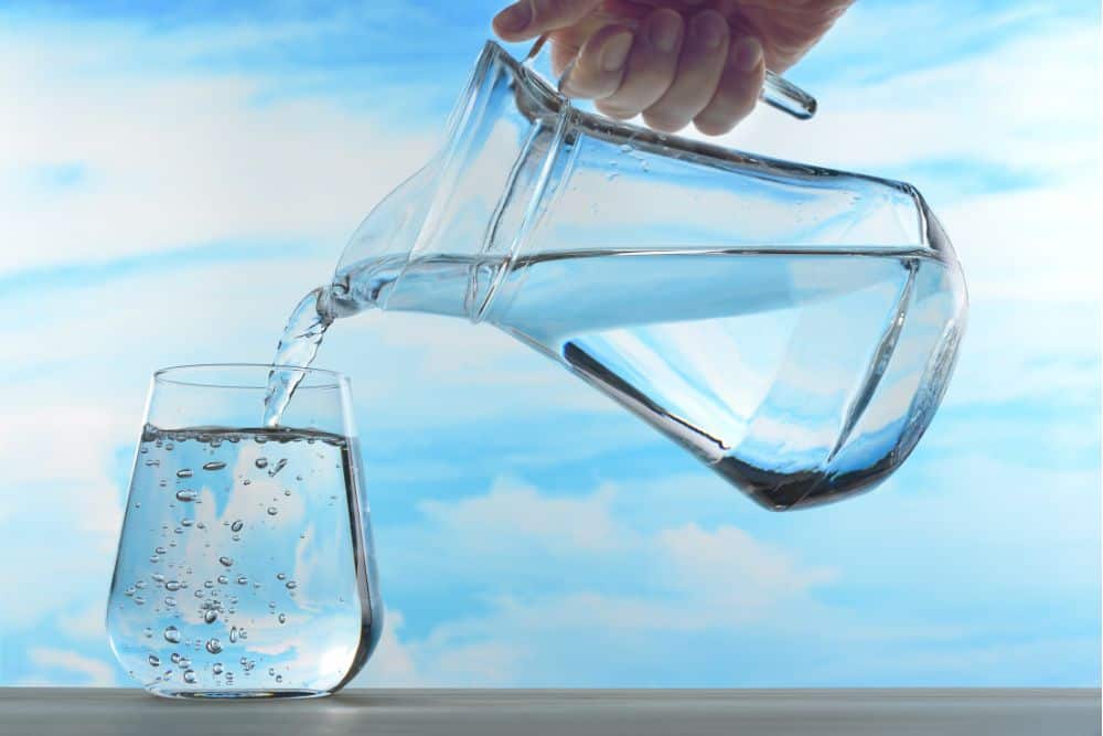 Wasser wird in ein Wasserglas abgefüllt