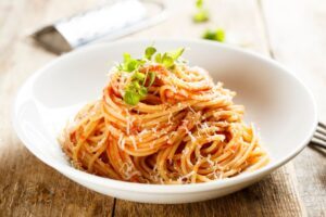 Ein Teller mit Spaghetti