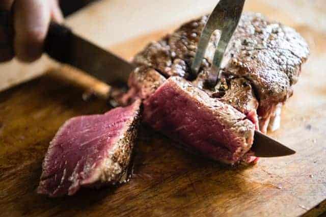 tierisches Eiweiß Steak schneiden